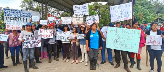 Un grupo de personas protesta en contra de la minería con pancartas en la mano