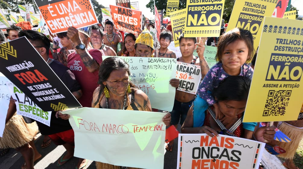 Indígenas protestan con varias pancartas