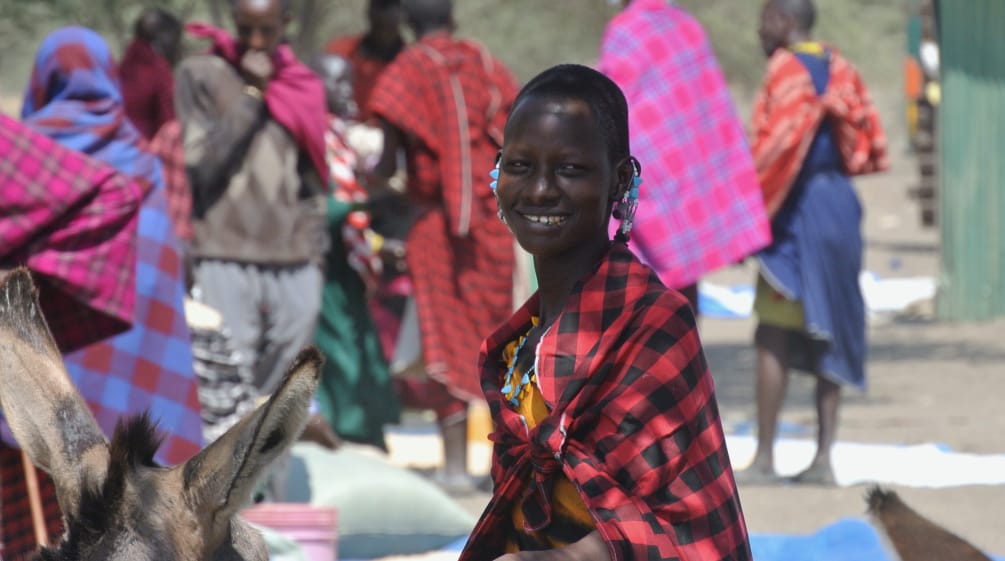 Mujeres y hombres del pueblo Masai en un mercado