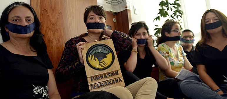 Miembros de la Fundación Pachamama ante la sede clausurada de la ONG (Foto: El Universo) Mujeres protestan con la boca tapada