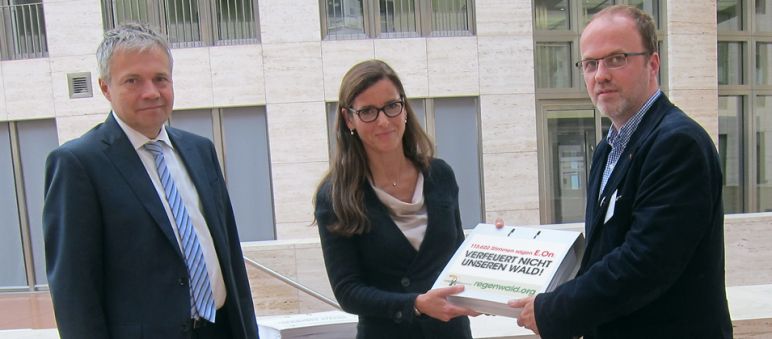 Guido Knott y Anette Bickmeyer de E.on reciben la petición Entrega de petición