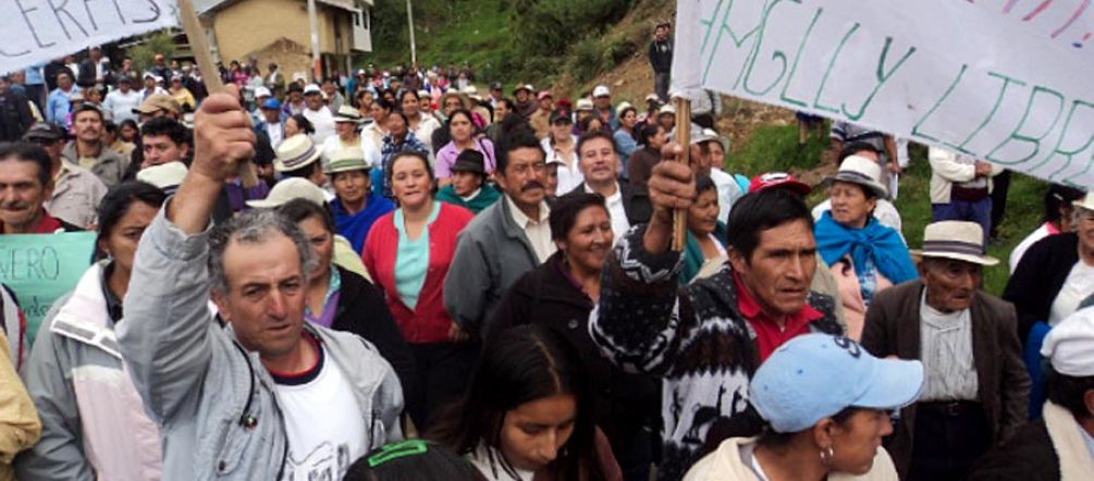 Pacíficamente y en defensa del agua Campesinos del Azuay protestan contra la minería de oro