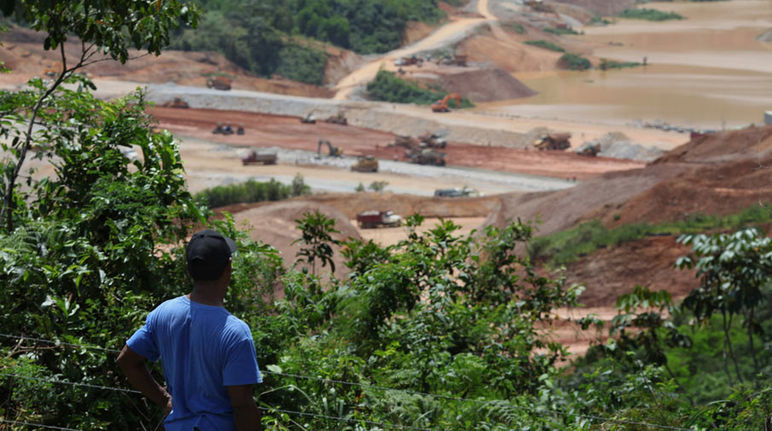 No puede creer la destrucción Campesino mira mina a cielo abierto desde el bosque