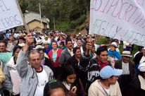 Campesinos del Azuay protestan contra la minería de oro