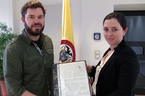 Representante de Salva la Selva con representante colombiana
