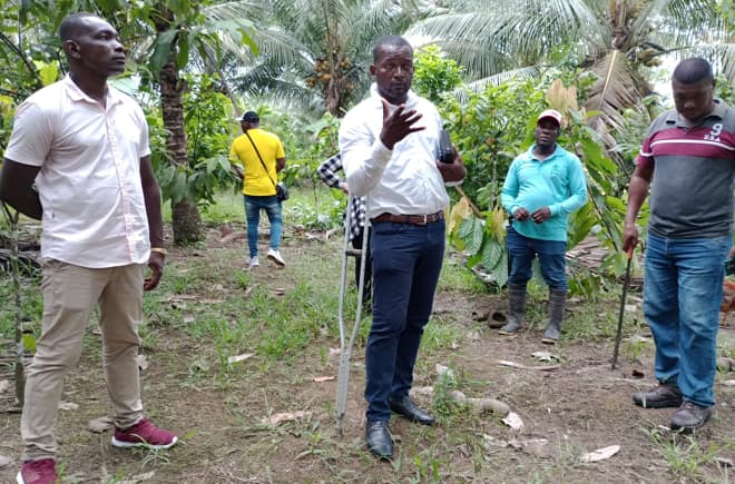 Luis Quintero, presidente de la comuna Barranquilla de San Javier junto a otros pobladores afectados por la expansión de la palma aceitera en la región y criminalizados por la empresa y el Estado