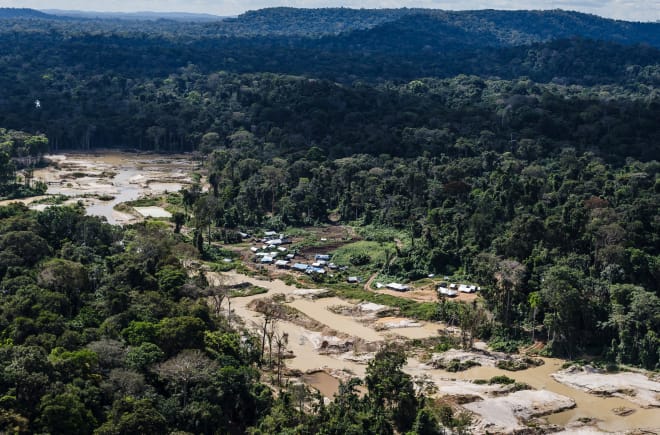 Minería ilegal de oro en la Amazonía de Brasil