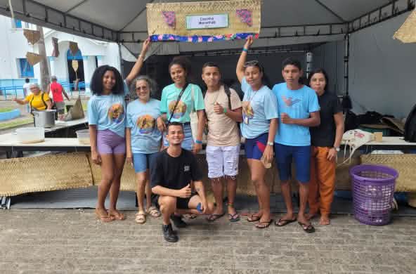 Ocho jóvenes, cinco mujeres y un hombre, aparecen de perfil y sonrientes para la foto. Cuatro de ellos llevan las camisetas del congreso nacional de la Comisión Pastoral da Terra CPT Maranhão
