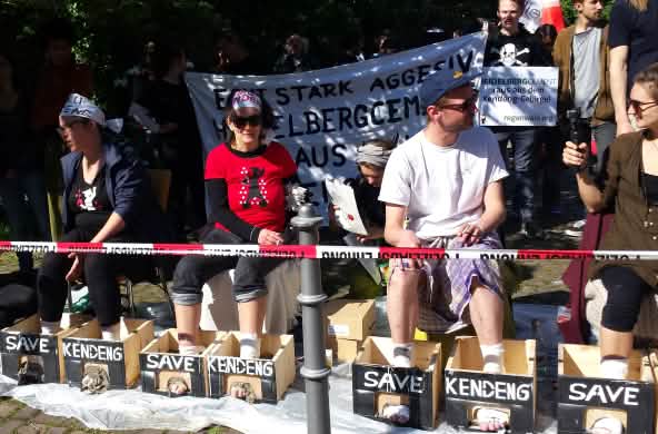 Activistas cementan sus pies en señal de protesta durante la junta de accionistas de HeidelbergCement