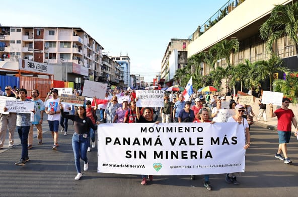 Manifestación con pancartas contra la minería en la ciudad de Panamá en septiembre 2023