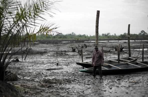 Un hombre cerca de un río contaminado por petróleo en el delta del Níger.
