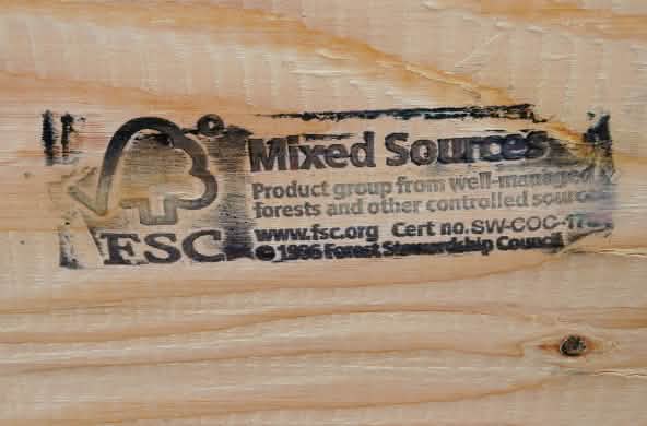 Sello FSC en un tablón de madera