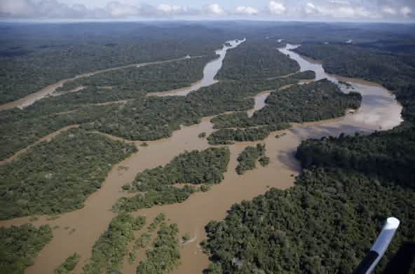 Vista aérea del paisaje fluvial en la selva amazónica
