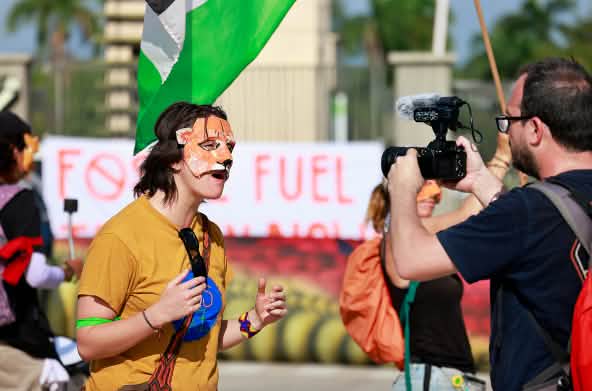 Protesta en la Cumbre de los Pueblos Más Allá de los Combustibles Fósiles en Santa Marta, Colombia, abril 2026