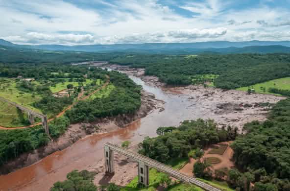 Vista aérea de las consecuencias del derrumbe de la presa de Brumadinho, febrero de 2019
