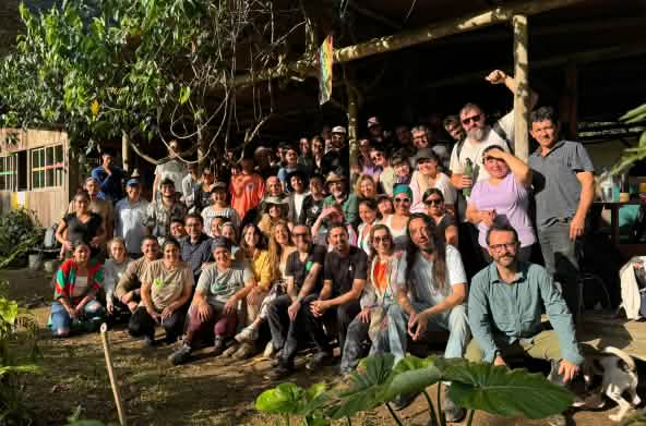 Grupo de personas de visita en la Estación Científica en el Bosque Protector Los Cedros