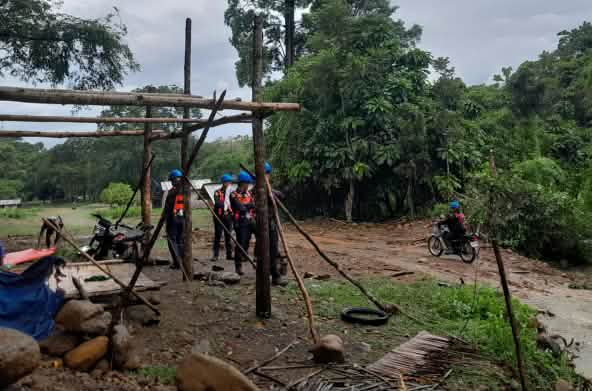 Vista de una barricada recién destruída. La misma había sido establecida para da barricada establecida para detener el avance de la minería de níquel