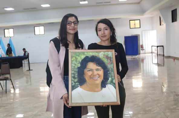 Hijas de Berta Cáceres sostienen su retrato en la búsqueda de #JusticiaParaBerta