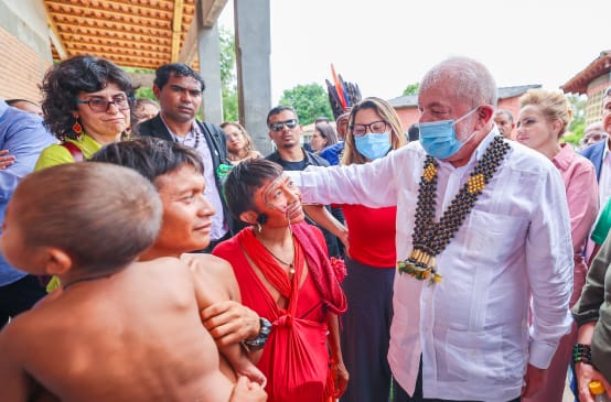 Presidente de Brasil Lula da Silva visita Casa de Salud en territorio Yanomami