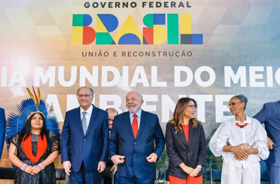 El presidente Lula da Silva junto a ministras Marina Silva y Sonia Guajajara y otras autoridades, delante de un cartel que dice en portugués ‘Día Mundial del Medio Ambiente’