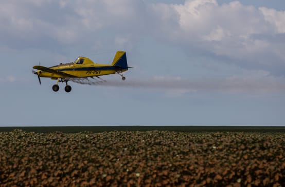 Avión en vuelo fumiga con agrotóxicos en el estado brasileño de Maranhão