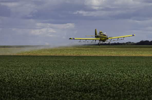 Pulverización aérea de pesticidas sobre monocultivos de soja