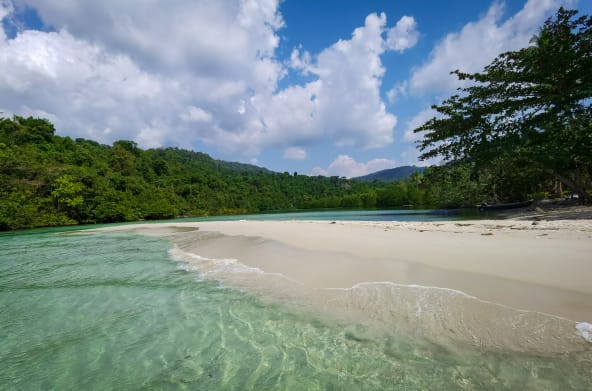 Isla Koh Kong en Camboya, playa y bosque