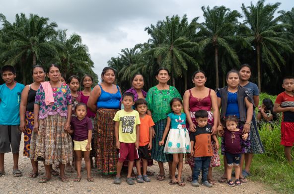 Grupo de mujeres y niños de la comunidad guatemalteca Chapín Abajo, arrinconada por las plantaciones de palma africana