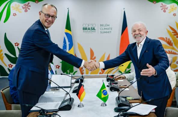 Presidente de Brasil Lula da Silva y canciller alemán Merz estrechan manos durante la COP30