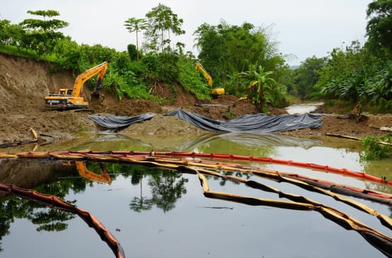 Contaminación de los ríos como consecuencia de la rotura del oleoducto SOTE en Esmeraldas, Ecuador