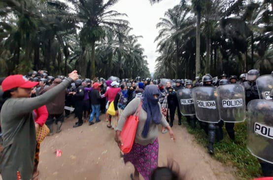 Policía entrando en la comunidad de Chapín Abajo para realizar un allanamiento se encuentra con la oposición de la comunidad