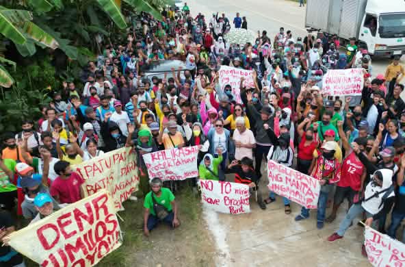 Los habitantes de Brooke's Point forman una barricada humana frente a las instalaciones mineras de la empresa Ipilan Nickel Corporation