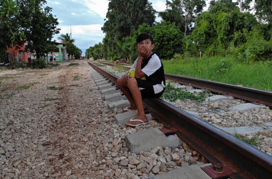 Niño en la antigua vía existende en lo que será el trazado del proyecto del Tren Maya, en México