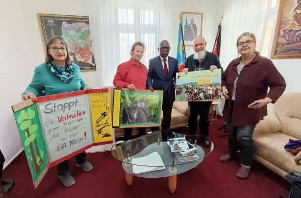 Entrega de 225 129 firmas en la embajada de la República Democrática del Congo en Berlín