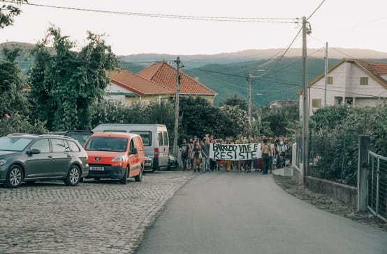 Participantes de la acampada Barroso sin Minas, en Covas do Barroso, Portugal, se manifiestan por las calles de la aldea con una pancarta en la que se lee "Barroso vive y resiste"