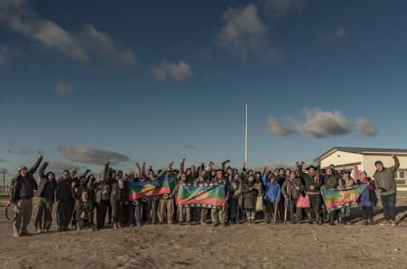 Foto de grupo tras un taller de extractivismos organizado por la Asamblea en Defensa del Agua y el Territorio de Wawel Niyeo y la Coordinadora del Parlamento Mapuche Tehuelche en el CET N° 26, en Wawel Niyeo/Ing. Jacobacci
