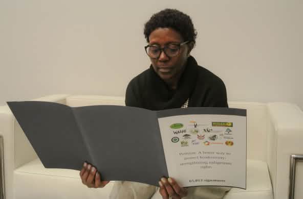 Elizabeth Maruma Mrema, Secretaria Ejecutiva del Convenio sobre la Diversidad Biológica, recibiendo la petición y firmas