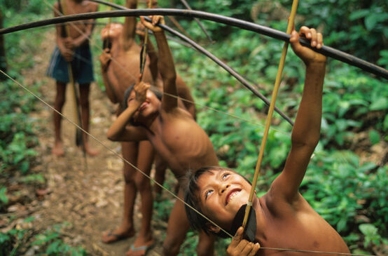Niños indígenas Yanomami aprenden a cazar
