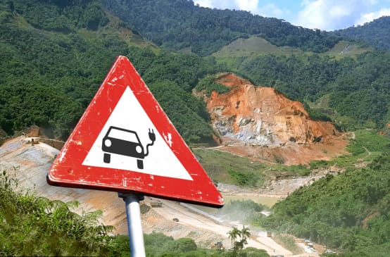 Fotomontaje: Señal de tráfico con un automóvil eléctrico delante de una mina en Ecuador