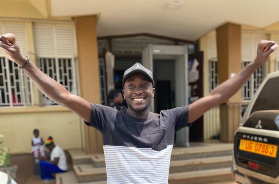 Estudiante celebra el fin del juicio en su contra