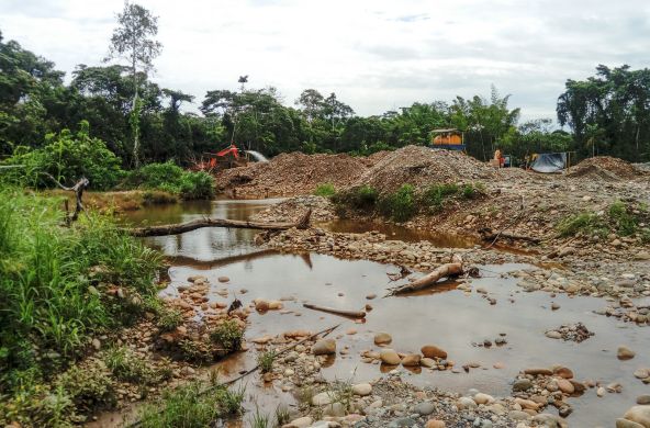 Destrucción de la tierra para búsqueda de oro, Ecuador