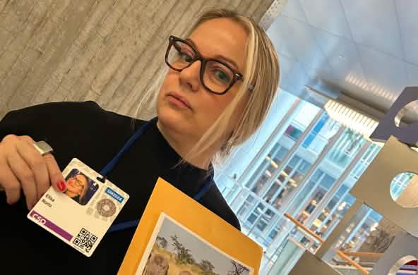 Elisa Norio, parte de Salva la Selva, en la sede del Banco Mundial presenta una petición y sus firmas