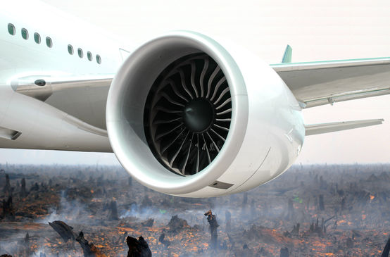 Fotomontaje: turbina de avión ante selva quemada