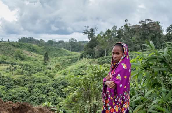 Marivic ‘Tarsila’ Danyan frente a las plantaciones de café cerca de la comunidad de Tabasco en Filipinas en la que vive.