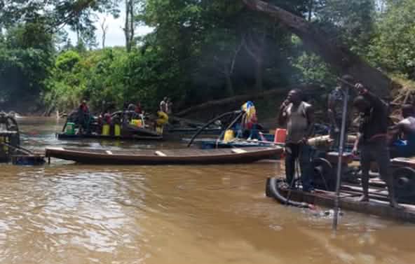 Buscadores de oro en un río en Costa de Marfil