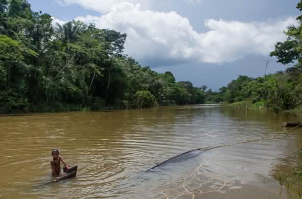 Niño se baña en el río Caquetá, en Colombia, del cual preocupa la contaminación con mercurio