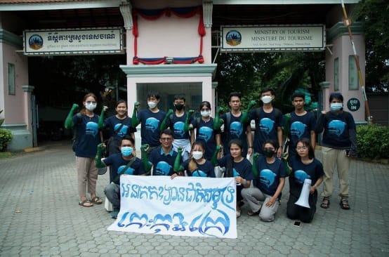 Frente al edificio del Ministerio de Turismo, 15 jóvenes sostienen una pancarta en la que se lee: "La isla de Koh Kong debe convertirse en Parque Nacional Marino"