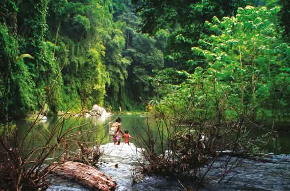 Dos personas cruzan el río Tanabang