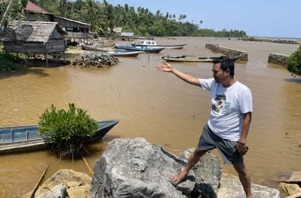 Amien Muhammad de la Alliansi Sulawesi señala la contaminación que causa la minería de níquel sobre las poblaciones de la costa en la isla de Sulawesi