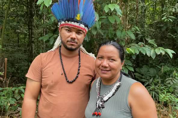 Retrato de líder indígena con un collar de plumas a la derecha y un joven indígena con una corona de plumas a la izquierda